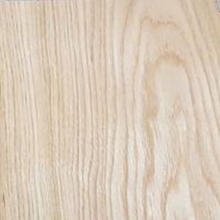 madera clara tostada con vetas marcadas