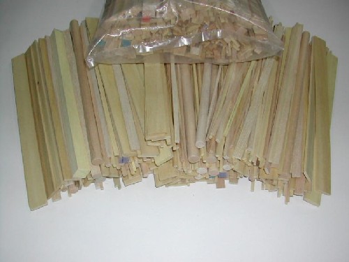 bolsa surtida con listones y varillas de diferentes maderas y medidas