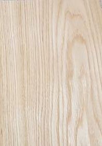 Madera de castaño de color crema con una veta sinuosa de color beige oscuro
