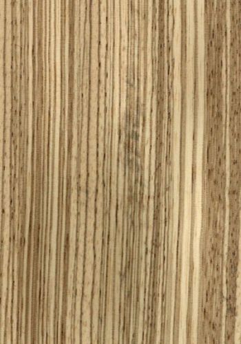 Madera de cebrano de color marrón pajizo con líneas marrón oscuro y negras