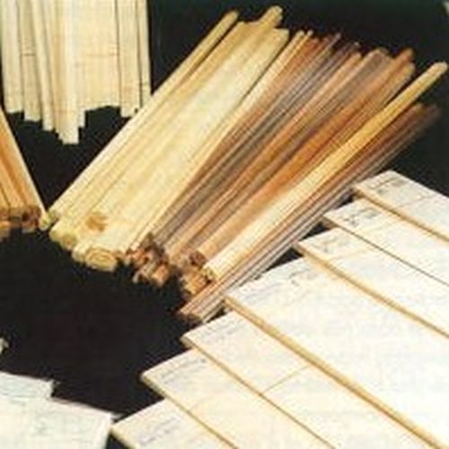 bodegón de varillas y listones de madera de balsa