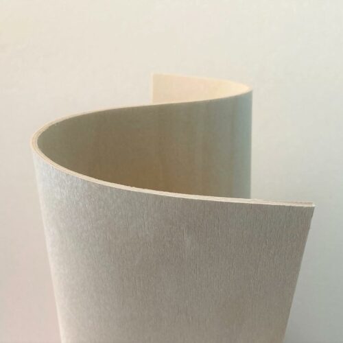 imagen de contrachapado de abedul flexible donde se aprecia como el material puede doblarse
