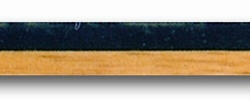 greca de madera consistente en dos campos longitudinales equivalentes en color marrón claro y marrón oscuro
