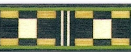 greca de madera compuesta por dameros de chapa blanca y negra en secuencia, con transversales en blanco y negro sobre fondo amarillo y filete exterior verde y negro.
