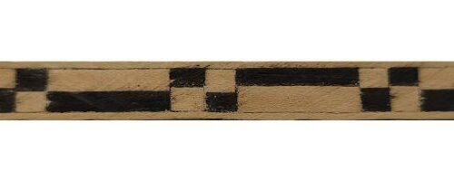 greca de madera con figura de ajedrezado y línea de secuencia corta en madera clara y marrón oscuro