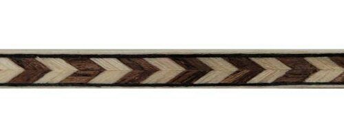 Greca de madera con figura en secuencia de pluma en blanco y marrón y filete exterior negro