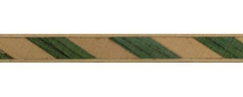 greca de madera con figura de mirlitón de color verde y blanco