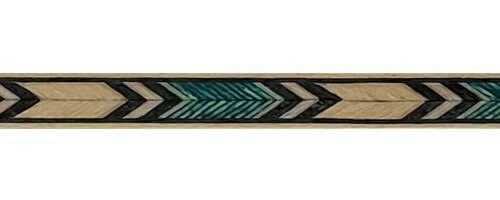 greca de madera con dibujo en forma de espiga en colores verde y negro sobre fondo marfil