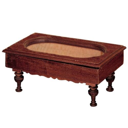 imagen de mesa de centro expositora en madera de nogal, en miniatura para casa de muñecas, con superficie transparente como una vitrina, patas bajas torneadas y faldón ondulado