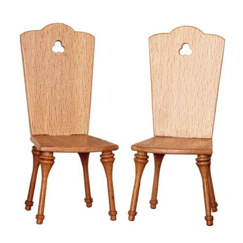 imagen de juego de dos sillas de cocina, con un trébol calado en el respaldo, hechas de madera de haya en miniatura para casa de muñecas