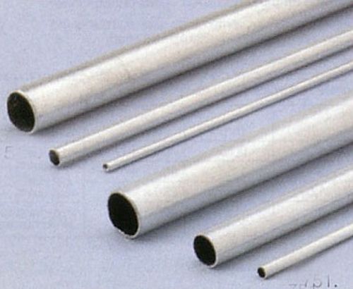 imagen de tubos de aluminio de color plateado con sus diferentes diámetros
