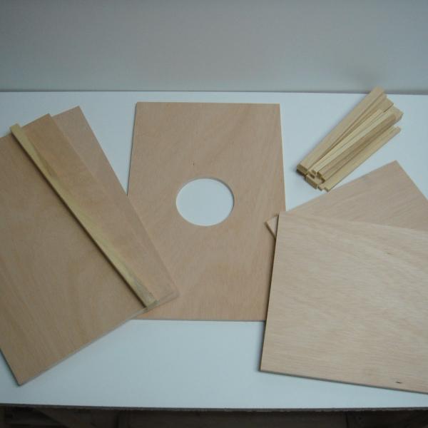 imagen de todas las piezas de abedul finlandés incluidas en el kit para montar un cajón flamenco