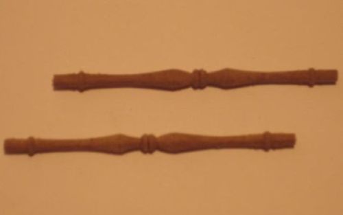 imagen de dos largueros torneados en madera de nogal para elaborar mesa auxiliar de casas de muñecas