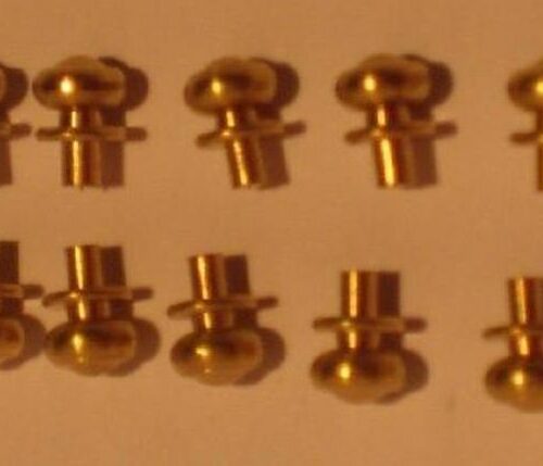 imagen de diez pomos grandes de latón para adornar cajones de muebles de casas de muñecas