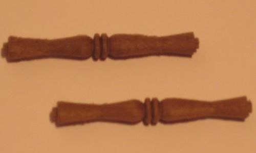 imagen de dos travesaños torneados en madera de nogal para elaborar sillas de casas de muñecas