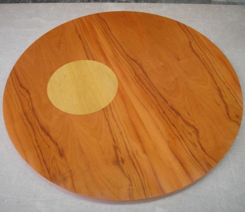 Tapa de mesa chapeada en peroba y boj