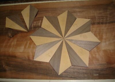 Piezas triangulares de mansonia y ramin para restauración de suelo