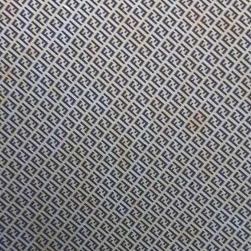 Acetato de celulosa color gris con patrón de letras F enfrentadas